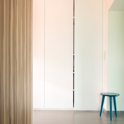 In de witte maatkast werd plaats gemaakt om allerhande archiefdozen in te bewaren. De maatkast dient eveneens om de elektriciteitskast en andere nutsvoorzieningen veilig maar netjes achter te verbergen.  Kast-ID Asse